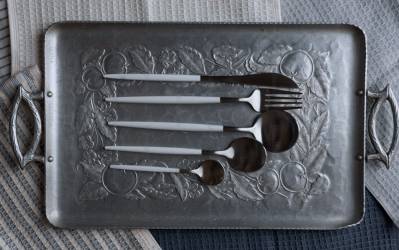 столовое серебро на серебряном подносе